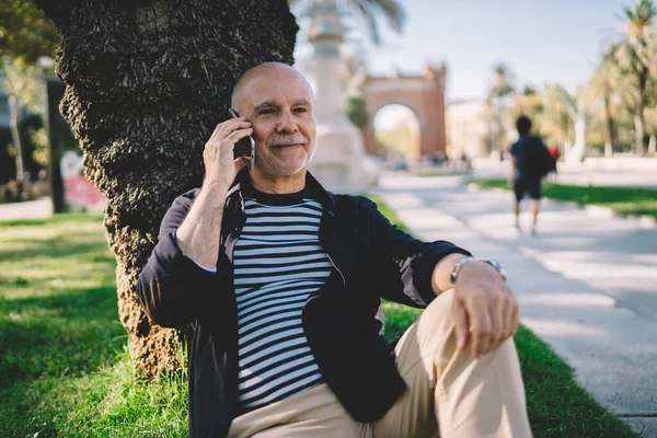 Carefree Caucasian Man Resting Tree Using Roaming Internet Connection Making — Fotografia de Stock