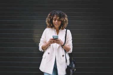 Metin reklamcılığı, teknoloji konsepti için fotokopi alanı ile promosyon alanına yakın akıllı telefon aygıtı kullanarak sosyal ağlarda içerik yayınını paylaşmak için metin yazan bin yıllık blog yazarı