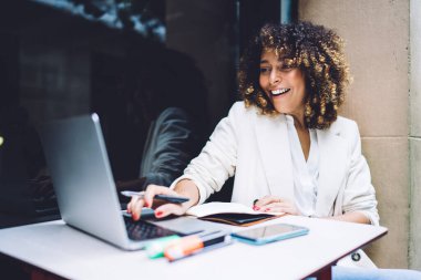 Neşeli kadın serbest çalışan internetten e-posta iletisini kontrol ediyor. Laptop bilgisayarından öğreniyor. Eğitimli, neşeli, beyaz bir kadın Webinar video izlerken gülümsüyor.