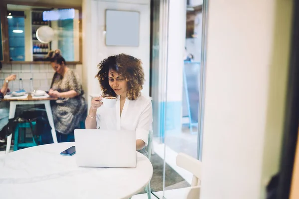 Mujer Calificada Con Taza Capuchino Navegar Por Contenido Web Información —  Fotos de Stock