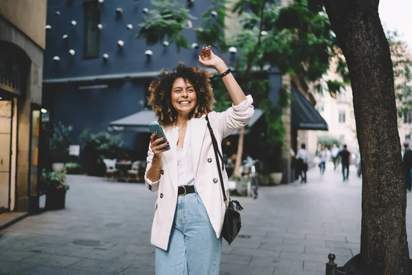 Trendy Dressed Caucaisan Hipster Girl Mobile Device Hand Waving Touristic — стоковое фото