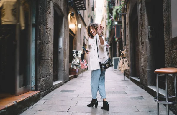 Moda Vestido Caucaisan Hipster Menina Com Dispositivo Móvel Mão Acenando — Fotografia de Stock