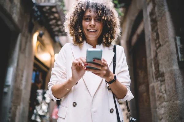 Pół Długości Portret Pięknej Blogerki Kobiet Cyfrowej Technologii Mobilnej Pozowanie — Zdjęcie stockowe
