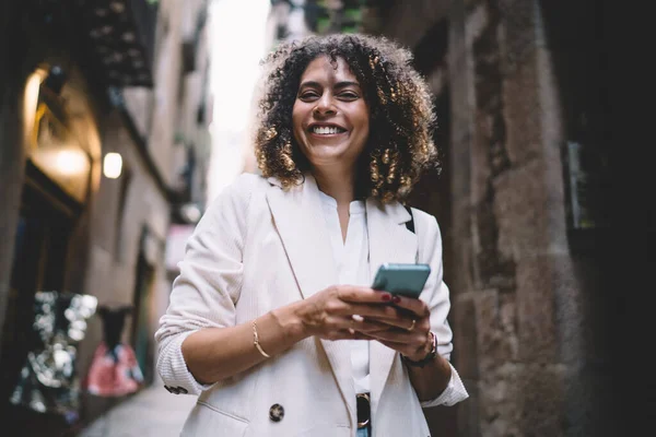 Félhosszú Portré Vidám Női Blogger Digitális Mobil Technológia Pózol Utcai — Stock Fotó