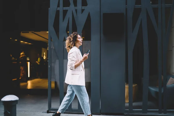 Vue Latérale Une Touriste Heureuse Marchant Dans Rue Milieu Urbain — Photo