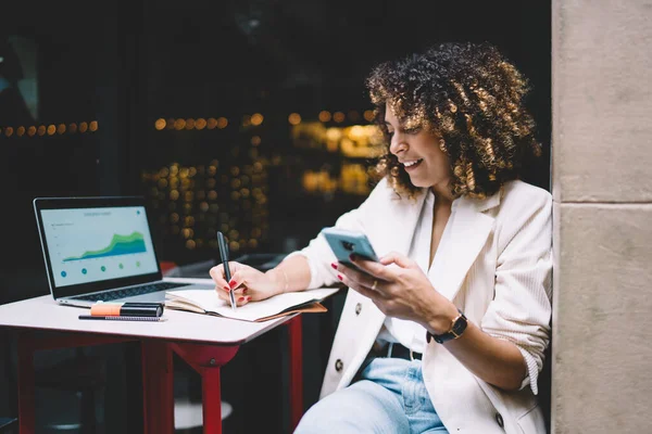 Feliz Mujer Profesional Trabajando Remotamente Con Proyección Web Diagramas Línea —  Fotos de Stock