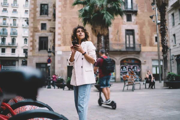 Attractive Caucasian Woman Looking City Sightseeing Using Smartphone Gadget Electronic — стоковое фото