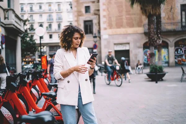 Caucasian Woman Reading Web Publication City Sightseeing Using Smartphone Gadget — стоковое фото