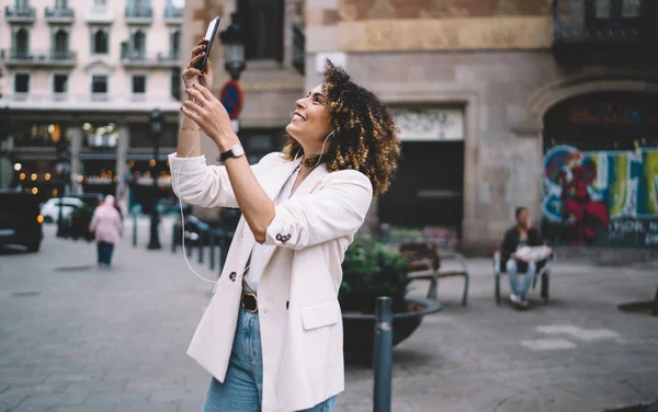 Happy Curly Travel Blogger Connecting Wireless Using Smartphone Application Make — Stockfoto