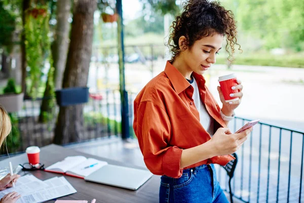 Femme Ethnique Pensive Vêtements Décontractés Avec Tasse Papier Café Emporter — Photo