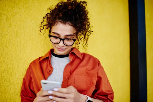 Joven Hembra Étnica Sonriente Con Gafas Cabello Rizado Pie Sobre — Foto de Stock