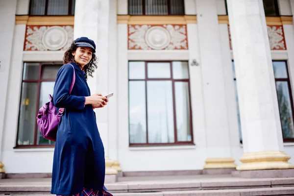 Задоволена Етнічна Жінка Стильному Вбранні Рюкзаком Дивиться Камеру Під Час — стокове фото