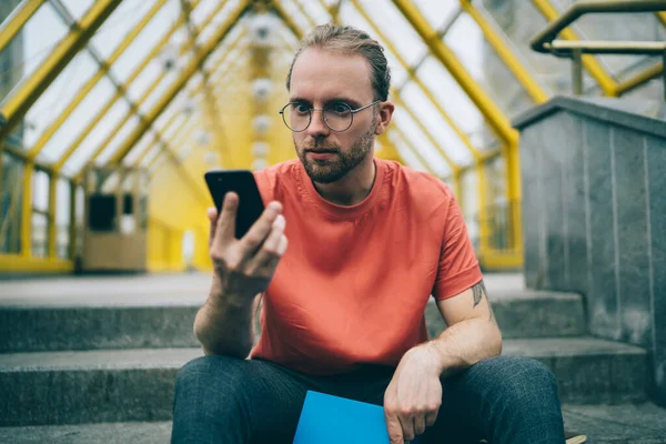 Pria Berkacamata Yang Melihat Layar Smartphone Terkejut Penuh Perhatian Dan — Stok Foto