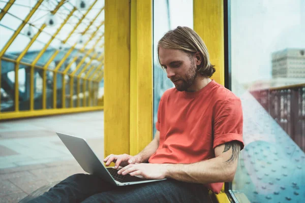 Konzentrierter Junger Bärtiger Mann Lässiger Kleidung Mit Laptop Zur Projekttypisierung — Stockfoto