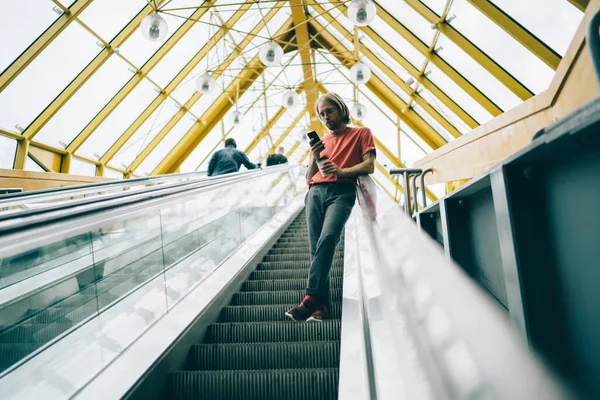 Desde Abajo Hombre Serio Gafas Ropa Casual Mensajes Texto Teléfono — Foto de Stock