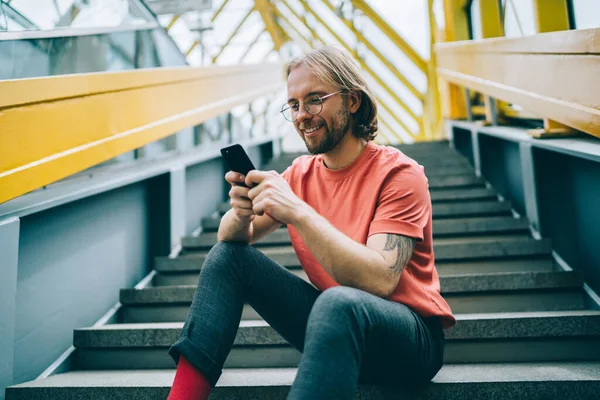 무심결에 안경을 스마트폰을 사용하여 건물의 계단에 친구와 미디어 메시지를 탐색하는 — 스톡 사진
