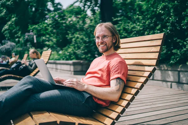 Ung Hipster Man Glasögon Och Casual Kläder Tittar Bort Från — Stockfoto