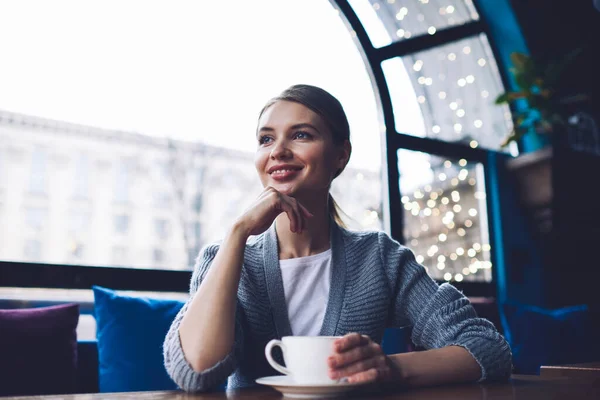 Van Onderen Van Positieve Vrouw Casual Kleding Met Tanden Glimlach — Stockfoto