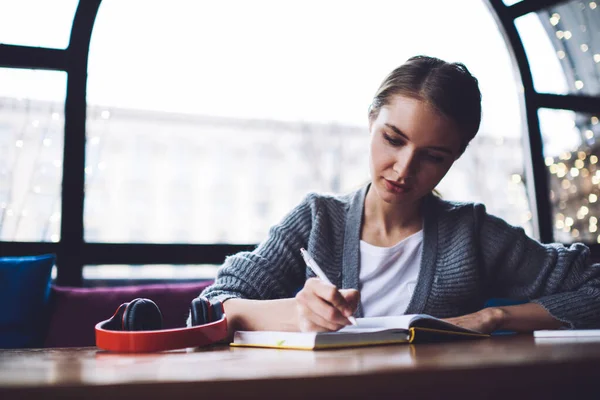 Mujer Enfocada Ropa Casual Con Auriculares Escritura Mesa Cuaderno Mientras — Foto de Stock