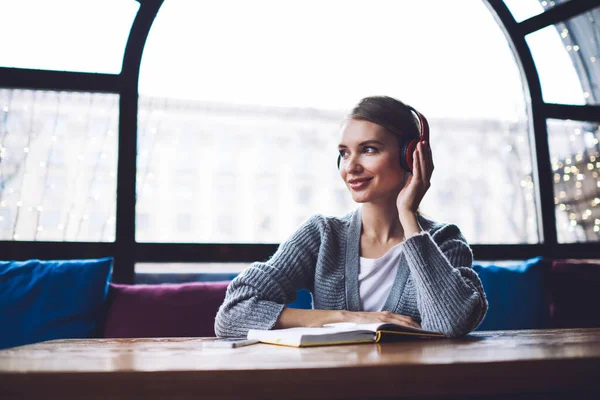 Delighted Female Casual Wear Sitting Table Notebook Looking Away While — Stock Photo, Image