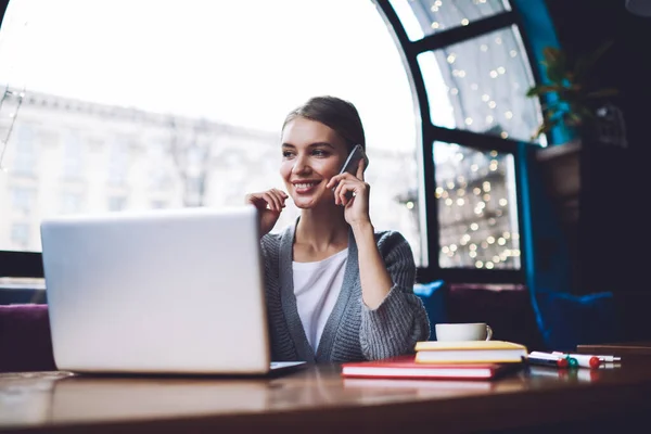 Emprendedora Positiva Traje Casual Sentada Mesa Con Cuadernos Laptop Hablando —  Fotos de Stock