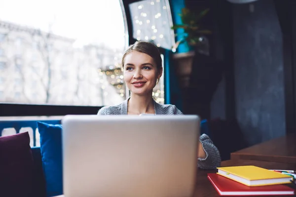 Mujer Emprendedora Positiva Ropa Casual Portátil Navegación Mientras Trabaja Cafetería — Foto de Stock