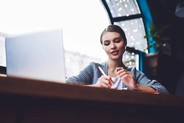 Focused Female Student Sitting Table Netbook Taking Notes While Preparing — Stock Photo, Image