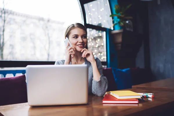 Mujer Emprendedora Sonriente Traje Casual Sentada Mesa Con Portátil Netbook — Foto de Stock