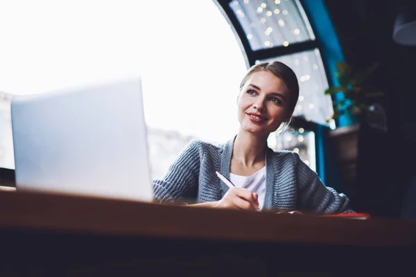 Desde Abajo Alegre Freelancer Mujer Sentada Mesa Con Ordenador Portátil — Foto de Stock