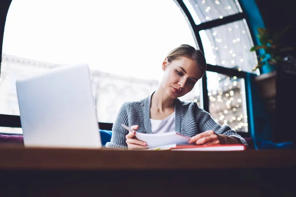 Koncentrált Női Szabadúszó Alkalmi Ruha Olvasás Jegyzetek Notebook Miközben Asztalnál — Stock Fotó