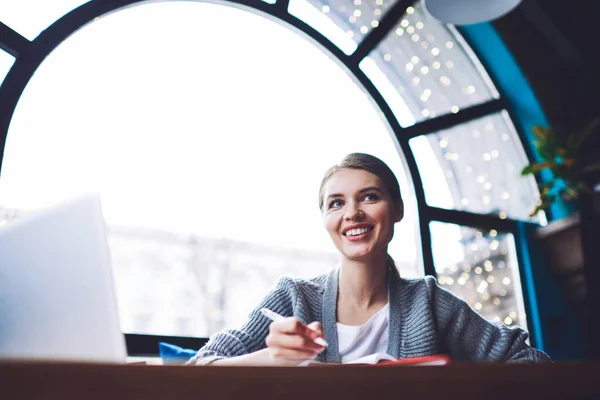 Smiling Female Entrepreneur Sitting Table Writing Notes Notebook While Browsing — Stock Photo, Image