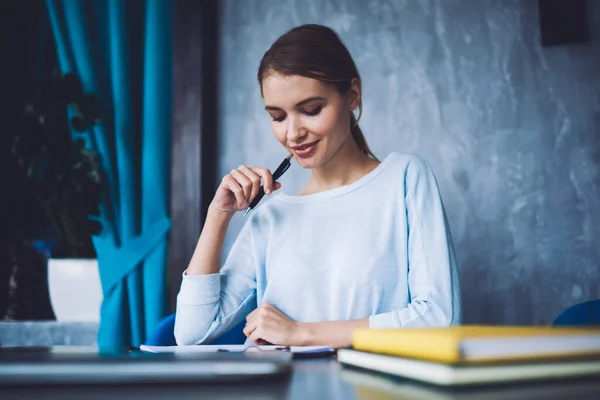 Jeune Femme Indépendante Coûteuse Assise Table Avec Des Blocs Notes — Photo