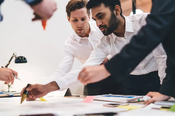 Colaboradores Masculinos Multiétnicos Concentrados Ropa Formal Pie Mesa Lugar Trabajo — Foto de Stock