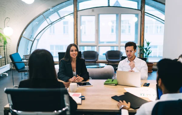 Groupe Partenaires Affaires Concentrés Dans Les Vêtements Formels Assis Table — Photo