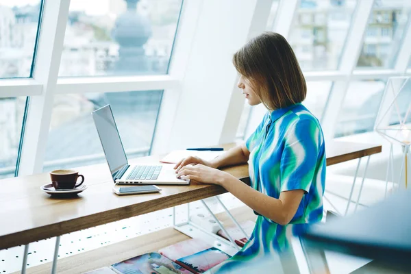 Vista Lateral Trabajadora Remota Enfocada Con Netbook Navegación Pelo Corto —  Fotos de Stock