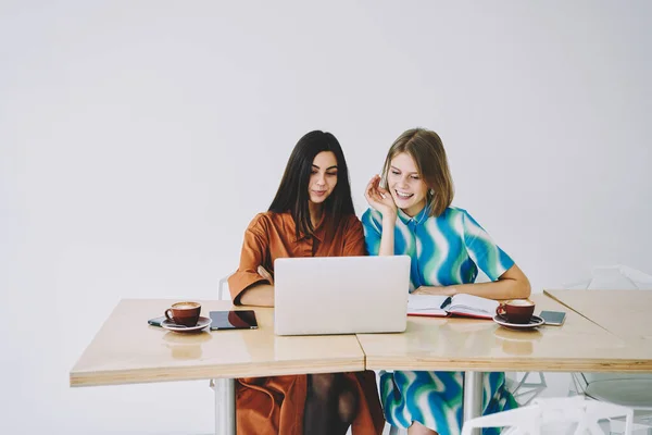 Alegre Freelancer Femenina Mirando Pantalla Computadora Portátil Con Una Compañera — Foto de Stock