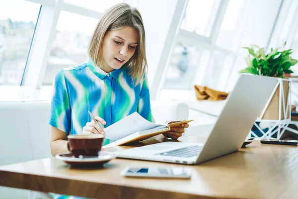 Estudante Sexo Feminino Lendo Livro Enquanto Trabalhava Projeto Sentado Mesa — Fotografia de Stock