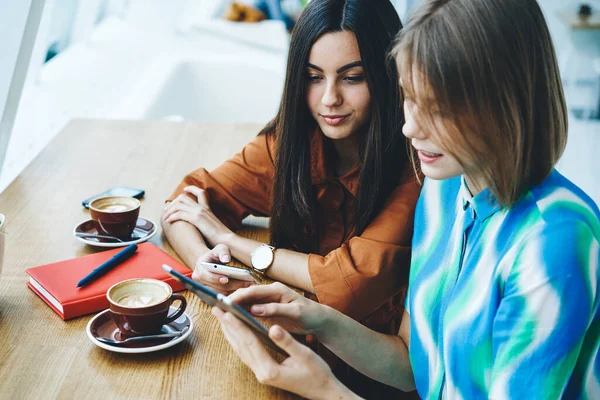 Nagy Szög Fiatal Női Barátok Használja Tabletta Együtt Miközben Modern — Stock Fotó