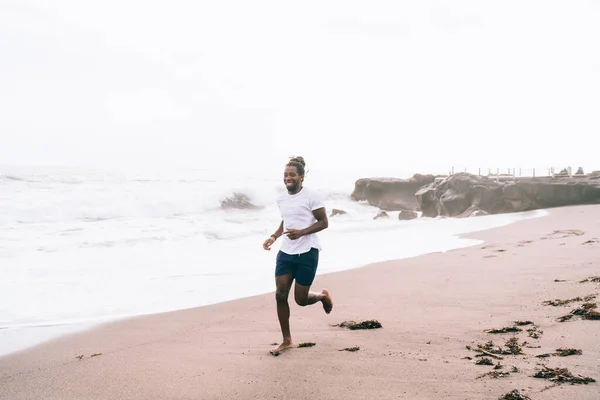 Vol Lichaam Vrolijke Afro Amerikaanse Mannelijke Atleet Sportkleding Glimlachend Rennend — Stockfoto