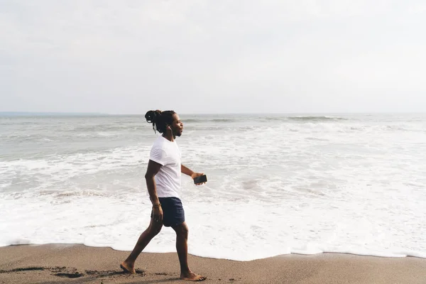Spor Kıyafetli Kulaklıklı Kendinden Emin Afro Amerikan Bir Adamın Kumsalda — Stok fotoğraf
