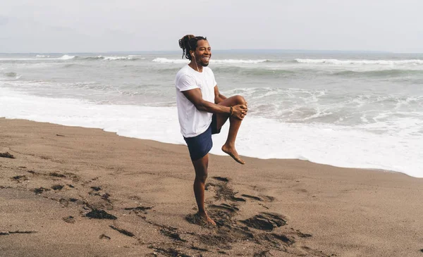 Πλήρες Σώμα Ξυπόλυτος Αφροαμερικανός Άνδρας Στα Αθλητικά Κάνοντας Ασκήσεις Τεντώματος — Φωτογραφία Αρχείου