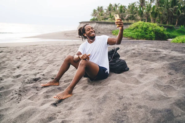 Νεαρός Αφρο Αμερικανός Ταξιδιώτης Casual Ρούχα Χαμογελώντας Και Βγάζοντας Selfie — Φωτογραφία Αρχείου