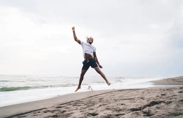 Πλήρες Σώμα Ξυπόλυτος Αφροαμερικάνος Αθλητής Activewear Άλμα Άδεια Παραλία Κατά — Φωτογραφία Αρχείου