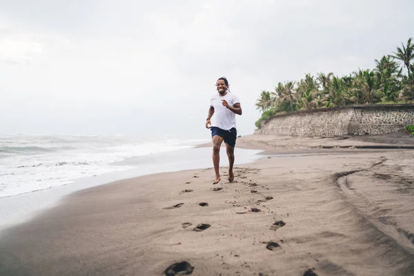 Corpo Inteiro Homem Afro Americano Descalço Roupas Casuais Correndo Praia — Fotografia de Stock