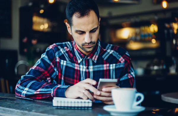 Kafkasyalı Erkek Blogcu Modern Akıllı Telefon Aygıtı Kullanarak Sosyal Medyada — Stok fotoğraf