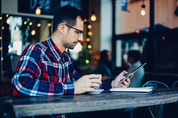 Millennial Man Trendy Eyewear Reading News Websites High Speed Internet – stockfoto