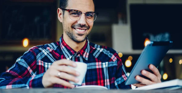 Retrato Chico Hipster Alegre Años Gafas Moda Para Proporcionar Protección — Foto de Stock