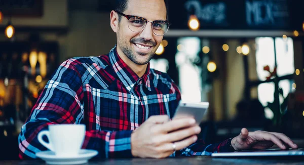 Portret Jumătate Lungime Clientului Fericit Ochelari Optici Folosind Dispozitivul Smartphone — Fotografie, imagine de stoc