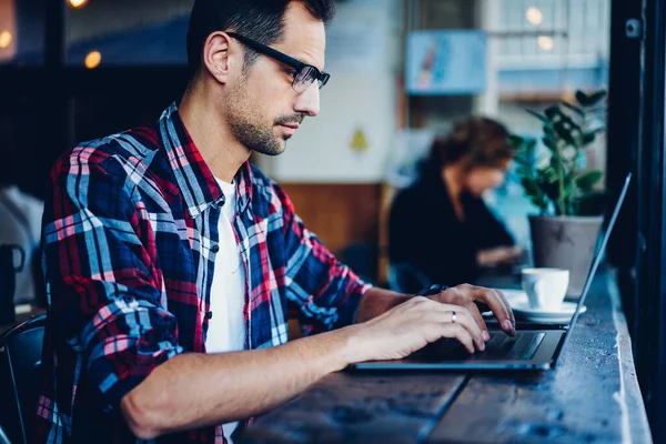 Desenvolvedor Software Masculino Qualificado Óculos Ópticos Que Conectam Internet Coworking — Fotografia de Stock