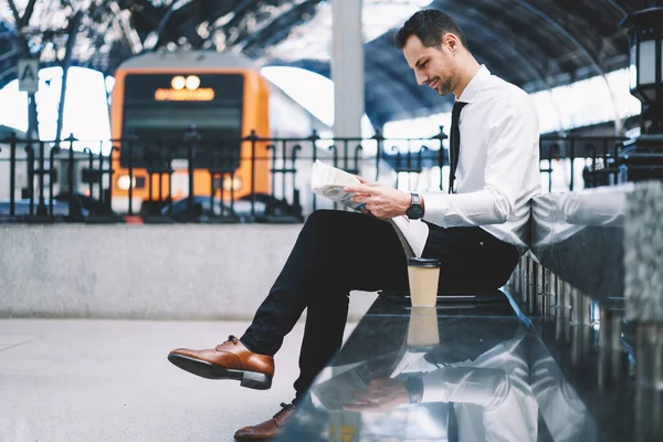 Male Entrepreneur Formal Wear Reading Newspaper Financial News Waiting Railway — 图库照片